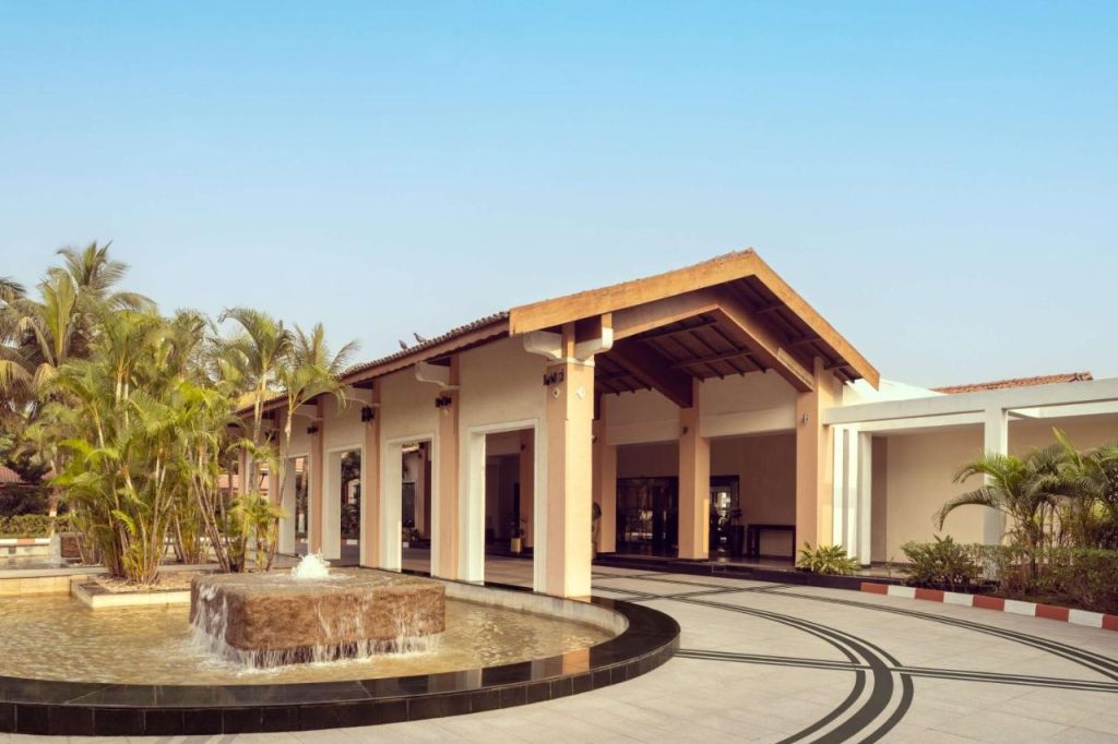Radisson blue lawn area