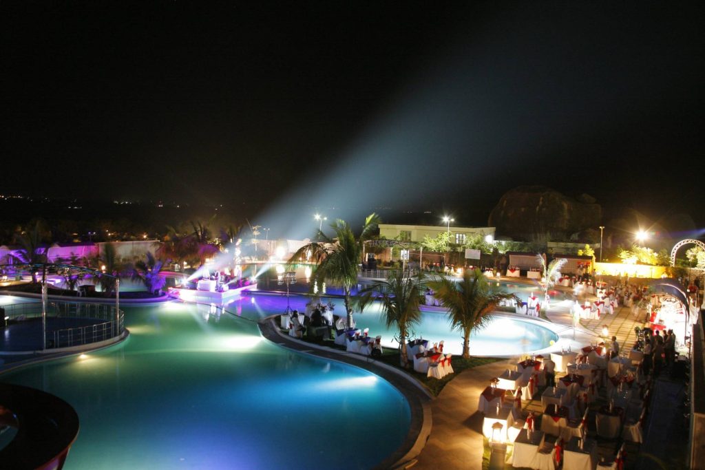 Leonia Holistic Destination Pool