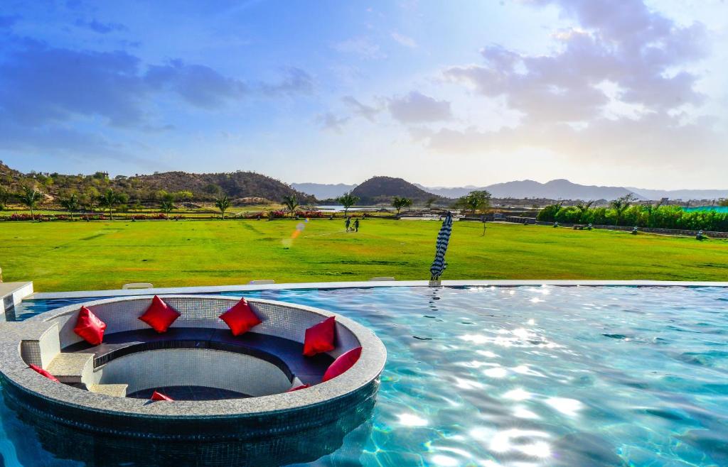 Tatasaarasa Resort Udaipur pool