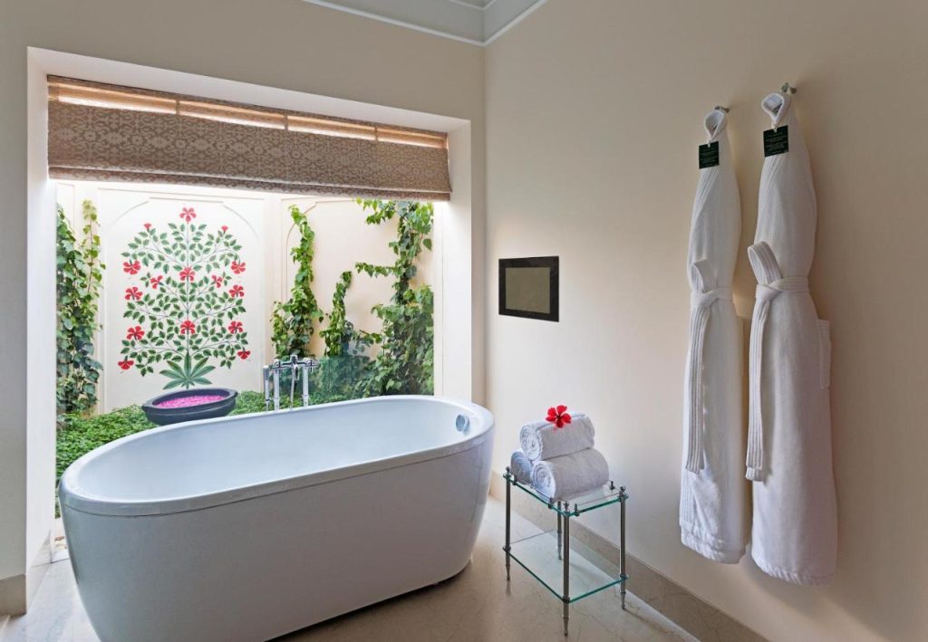 The Oberoi Sukhvilas Spa Resort Chandigarh Bathroom