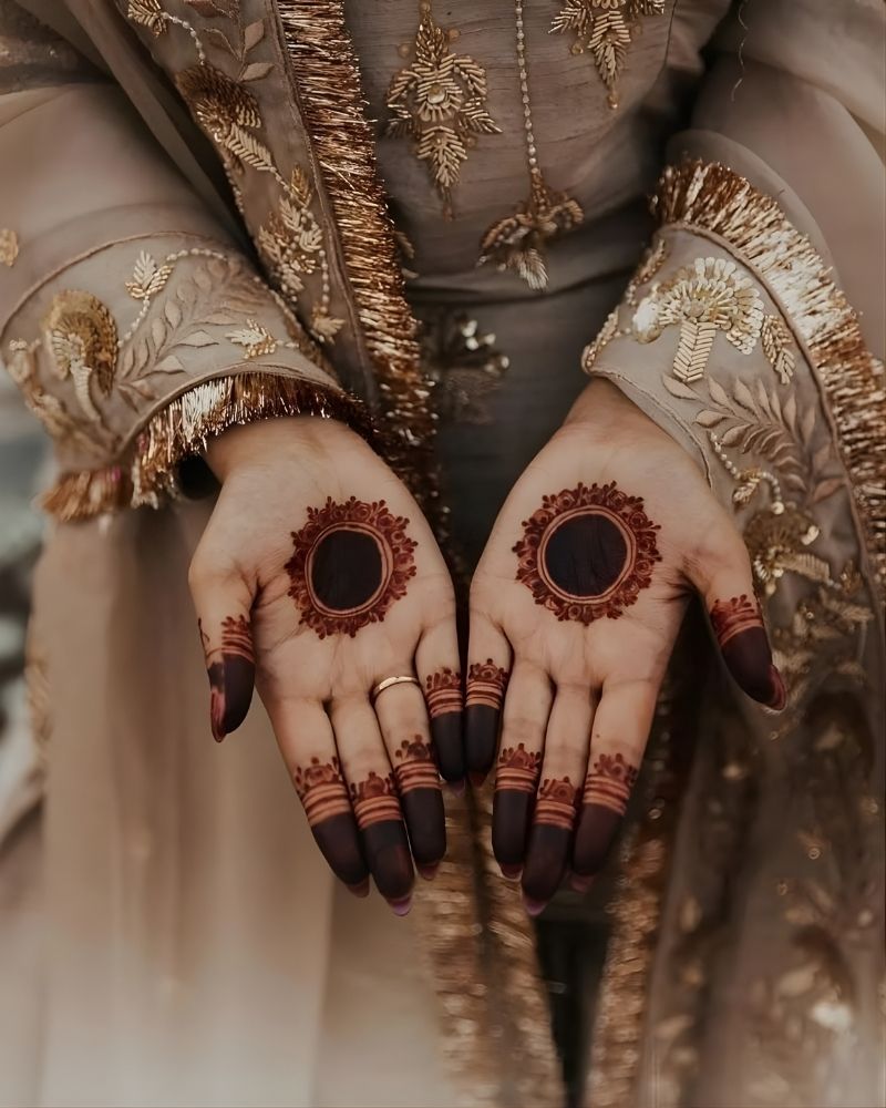 Mandala mehndi design placed at the center of the palm