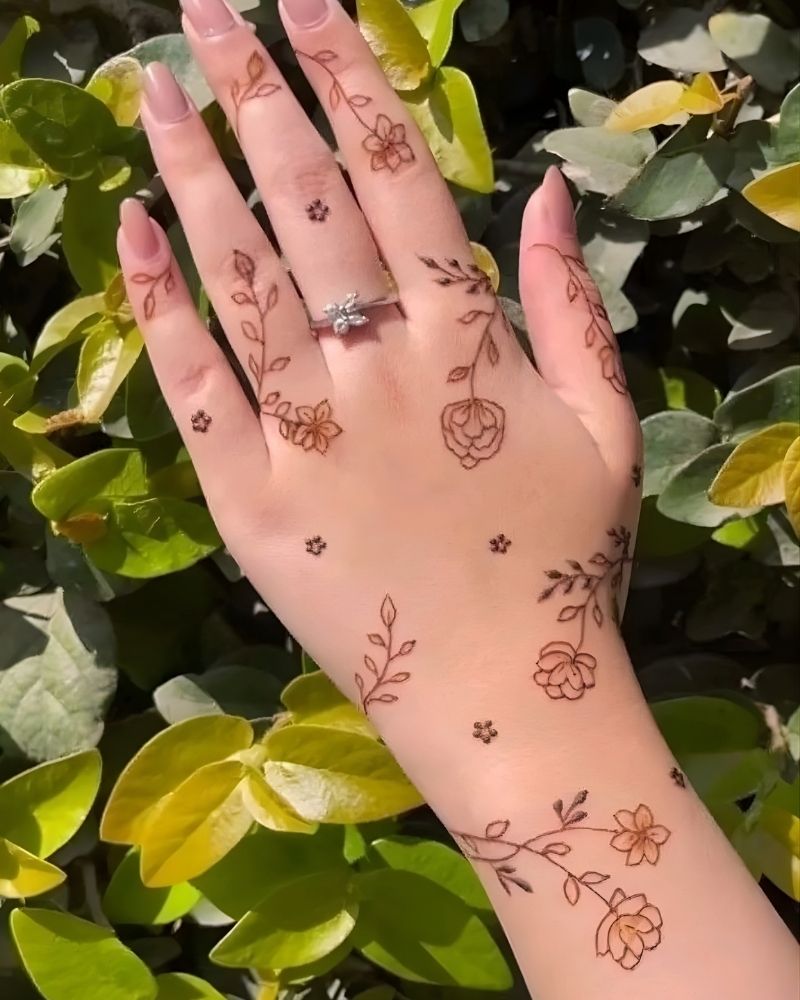 Simple mehndi design showing natural fading after one day