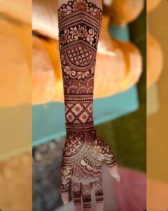 Full hand mehndi design extending towards the wrist