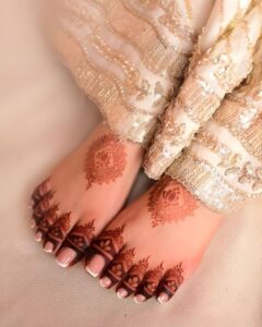 Minimal mehndi design on feet with toe detailing