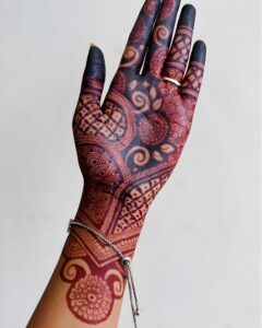 Applying lemon sugar mixture on mehndi for darker colour