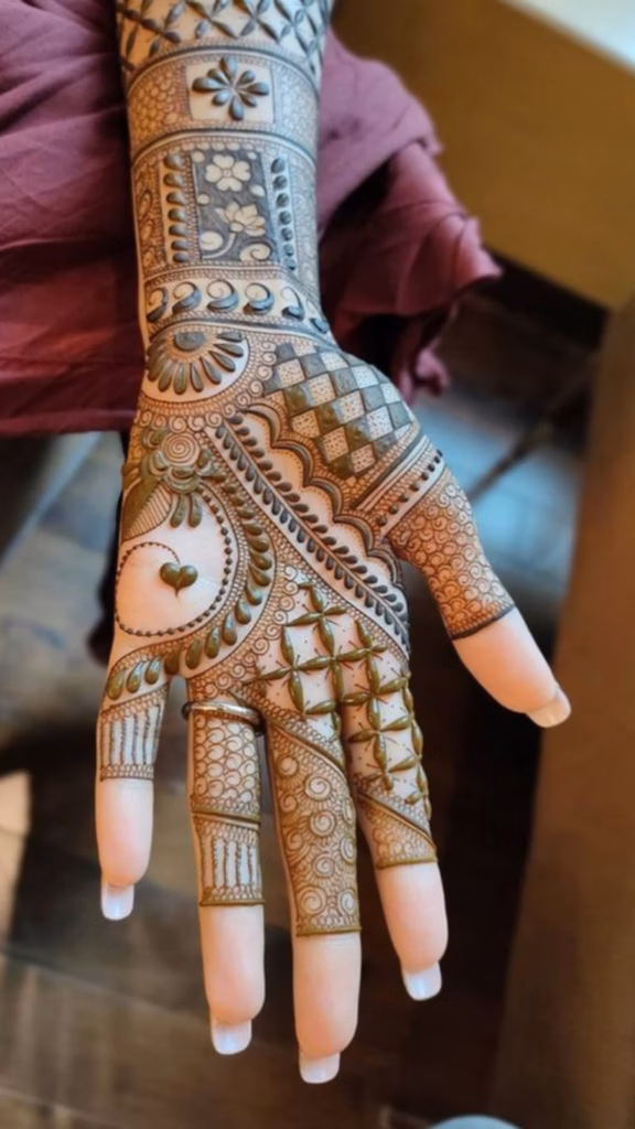 Simple Khafif Mehndi Front Hand Engagement Function